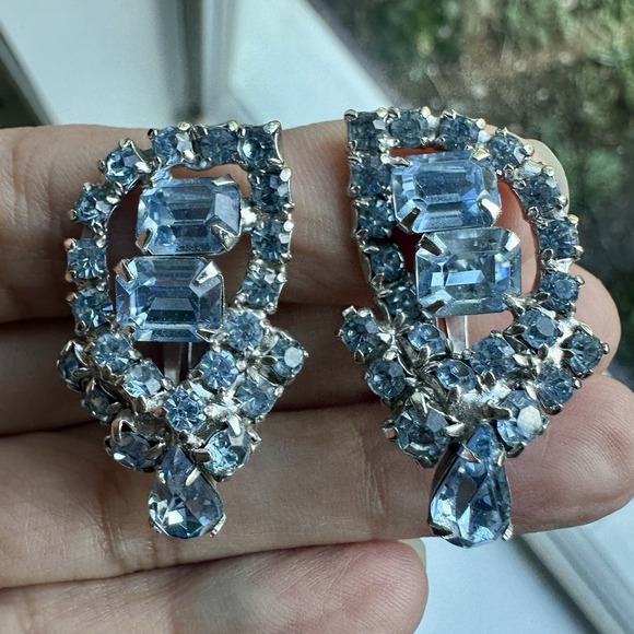 VTG Statement Clip Earrings 1 3/8" Ice Blue Crystal Rhinestone Silver Tone Bling - Picture 2 of 8